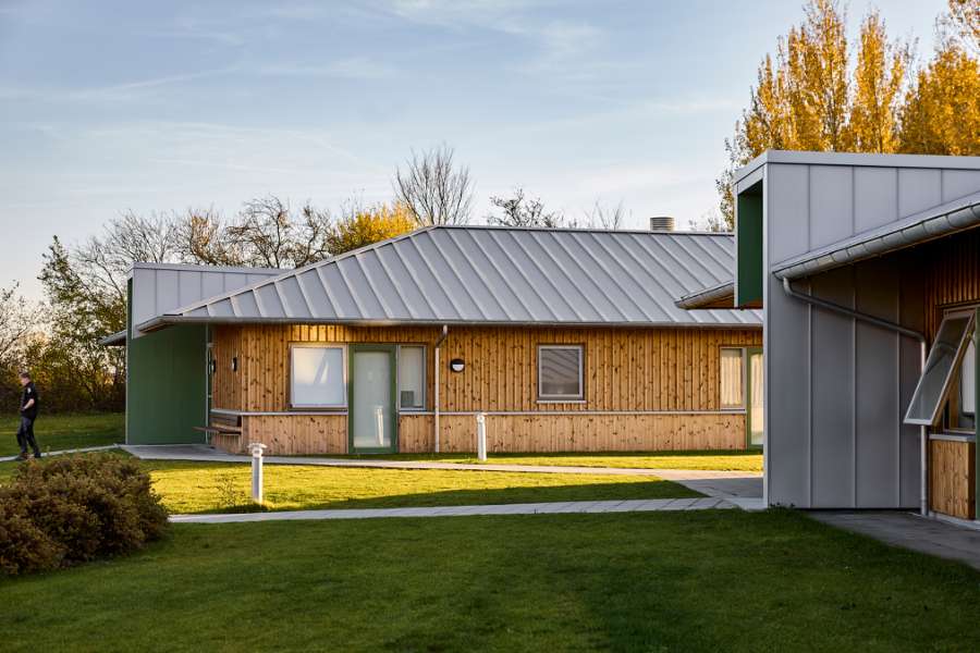 Moderne tagløsning fuldender efterskolebyggeri, Rågelund Efterskole, Rågelundvej 179, 5240 Odense NØ